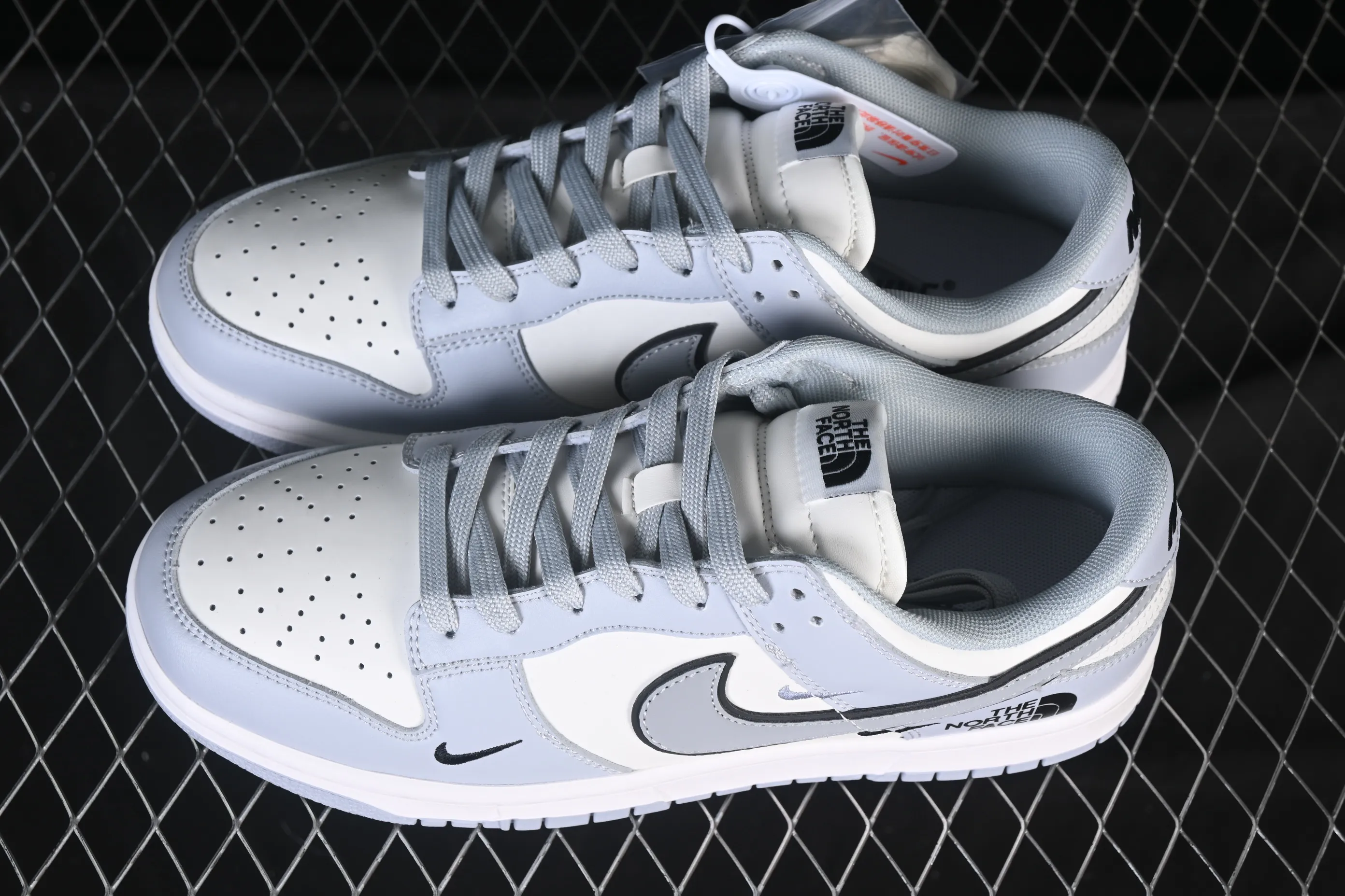 All Categories Nk SB Dunk Series Nk SB Dunk Low High-end Customized Low-top Shoes Nike SB Dunk Low North Face Co-branded Three Hooks Light Gray Anniversary High-end Customized Low-top Casual Shoes CS1688-123